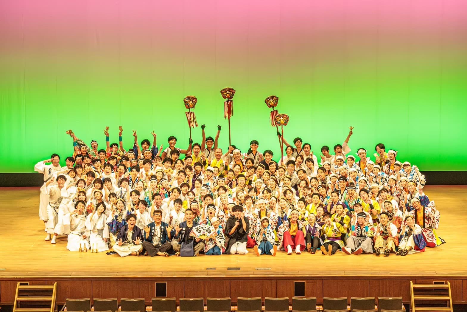 舞台上に勢揃いした出演者たちの集合写真