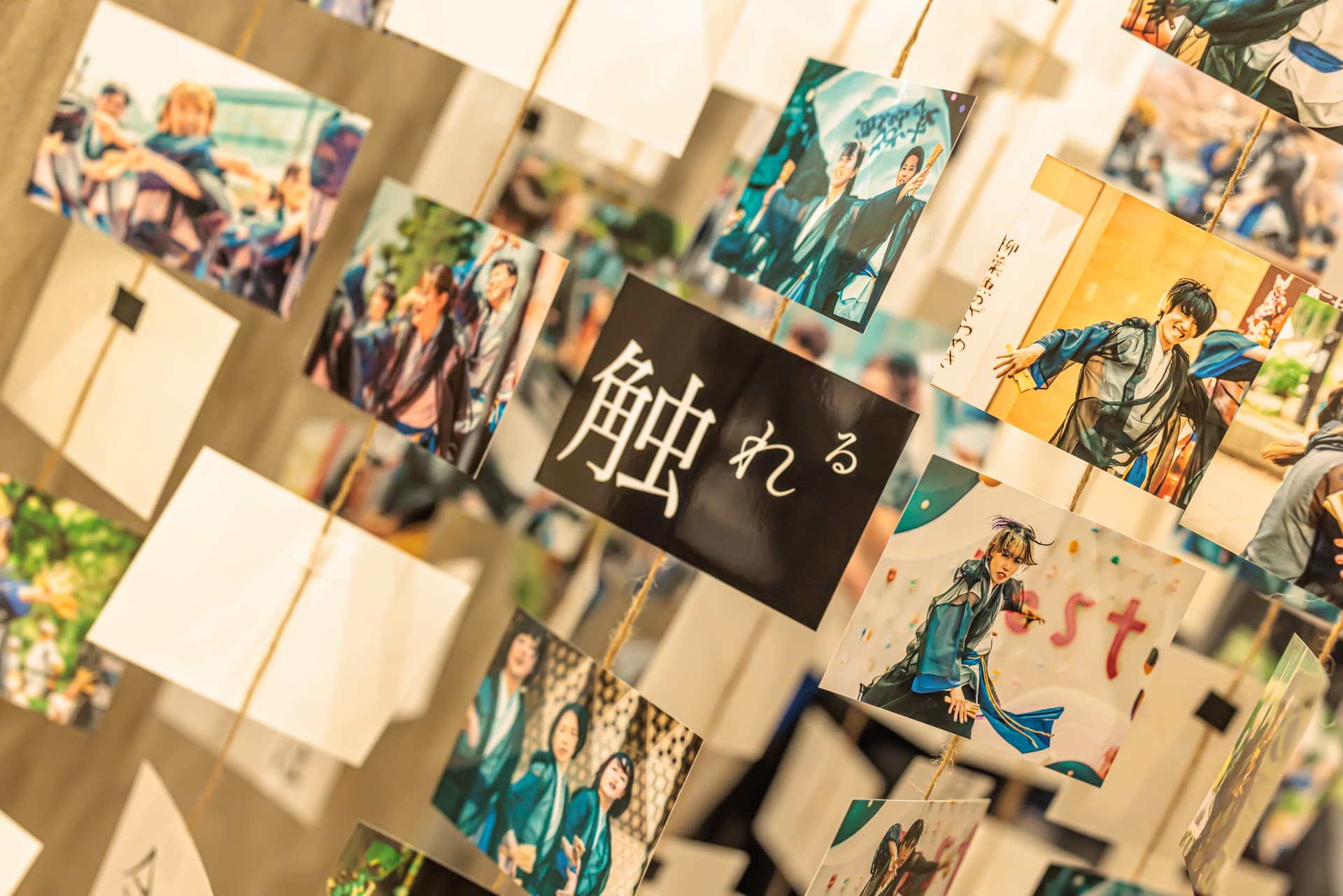 「触れる」と題して吊るされた公演の写真たち