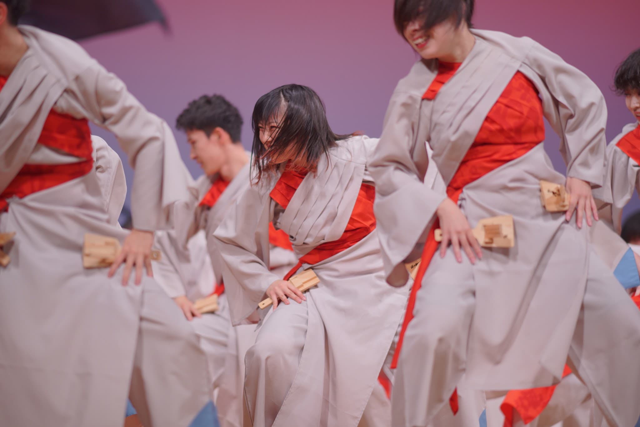 白と赤の衣装で鳴子を手に舞う踊り手