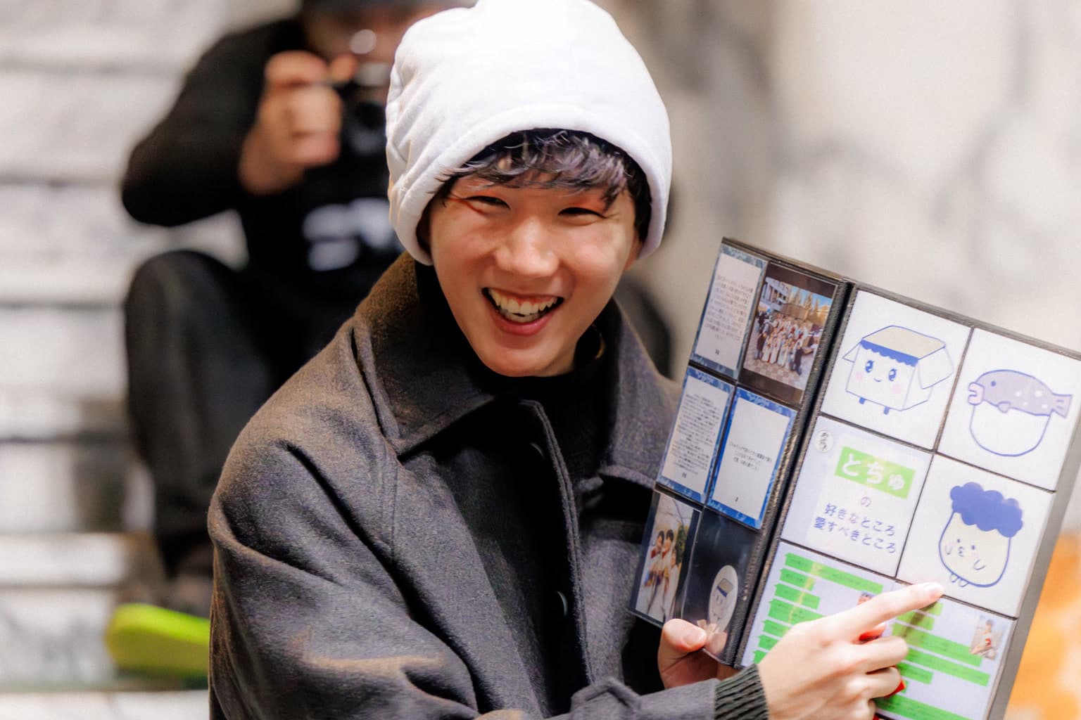 冊子を手に笑う、ざわめき祭 統括の宮下航輔(とちゅ)